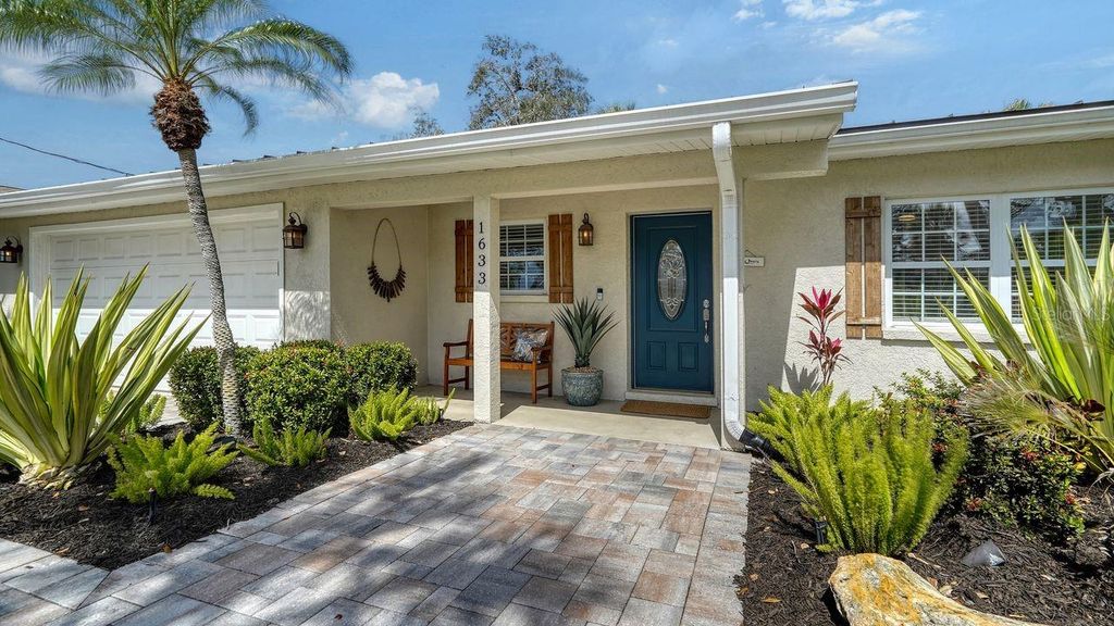 Photo of 1633 Ridgewood Lane, Sarasota, FL 34231 (MLS # A4668036)