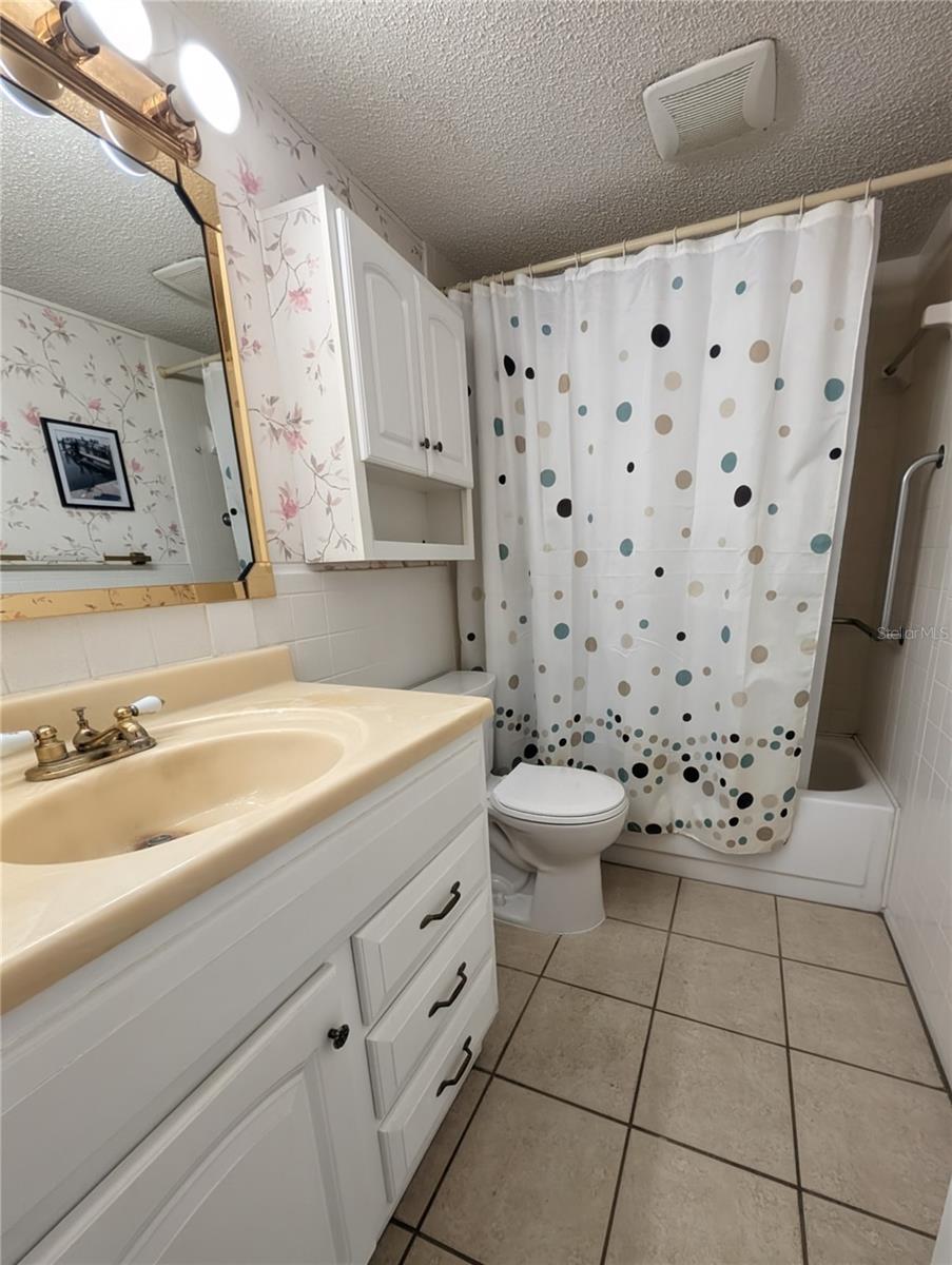 SEMINOLE SQUARE APTS - Residential Lease