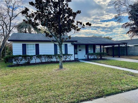 Photo of 1098 Leeway Court, Orlando, FL 32810 (MLS # O6371968)