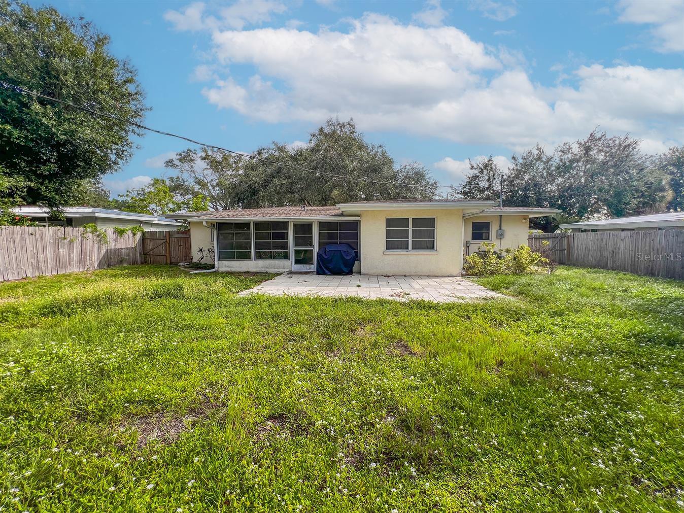 TROPICAL SHORES - Residential Lease