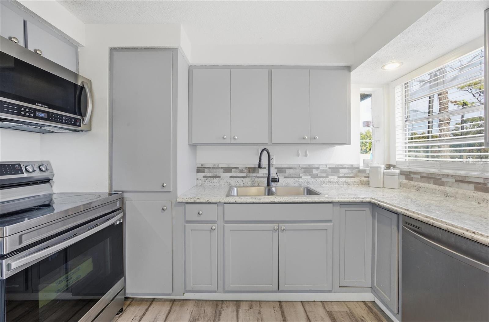 SOUTH VENICE - Residential