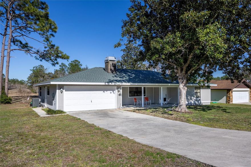 This home is located just outside of the quiet town of Williston in the beautiful Williston Gold and Country Club.  The location provides the best for equestrians, scuba diving, and quiet country living.  Close to the World Equestrian Center in Ocala and to Black Prong Equestrian community in Bronson.  Nearby is Devils Den for scuba divers, Cedar Lakes & Woods Botanical Gardens, Williston's very own elephant sanctuary, and Kirby Farms provide entertainment for your children.  It is close enough to University of Florida to commute.  The home has a new roof within the past three years and new central heat/air and water heater in the past 2 years.  The pictures don't do it justice.  This home is a "must see"