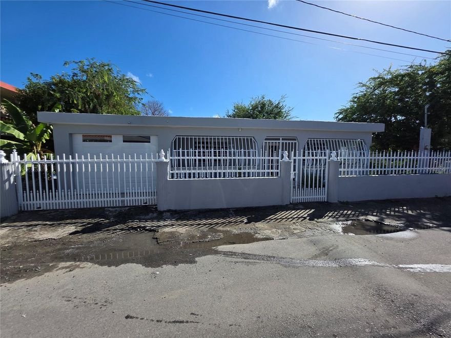 Beautiful property for rent located in the Villa Colobo community in Loíza, ideal for those seeking comfort and security. This residence features 3 bedrooms and 2 bathrooms, is freshly painted, and in excellent condition. It includes security bars on doors and windows, an electric gate, and kitchen appliances, offering a functional, move-in-ready home.