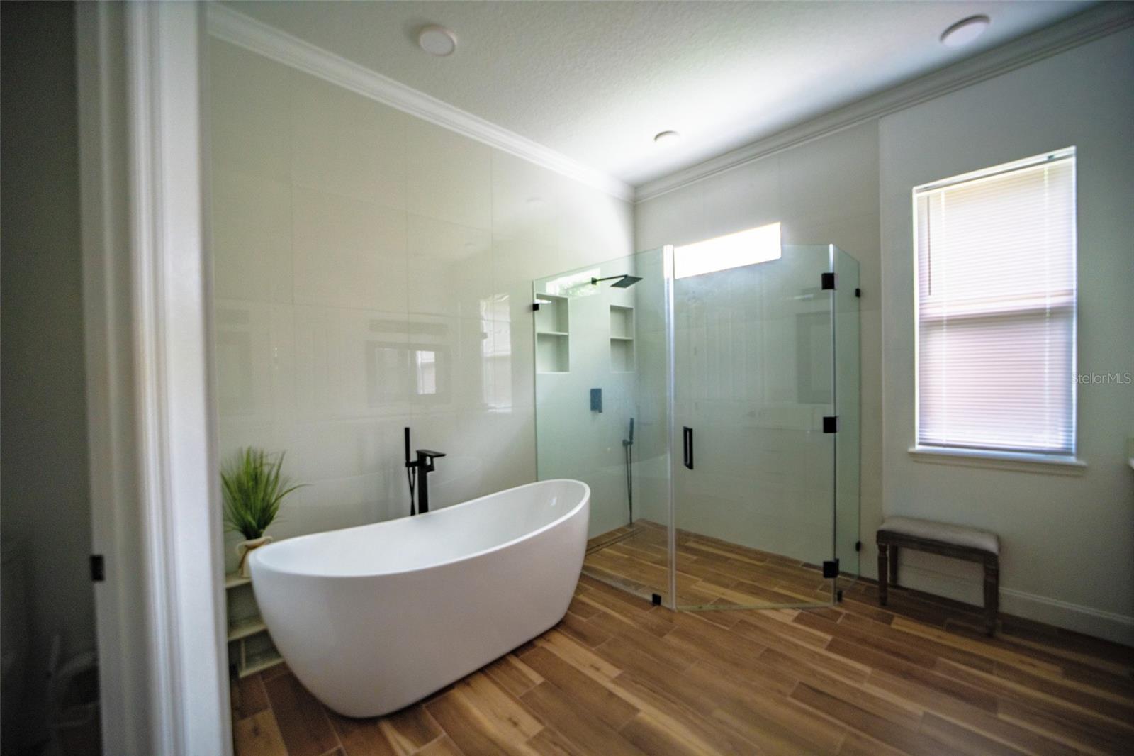 WINDDERMERE POINTE - Residential