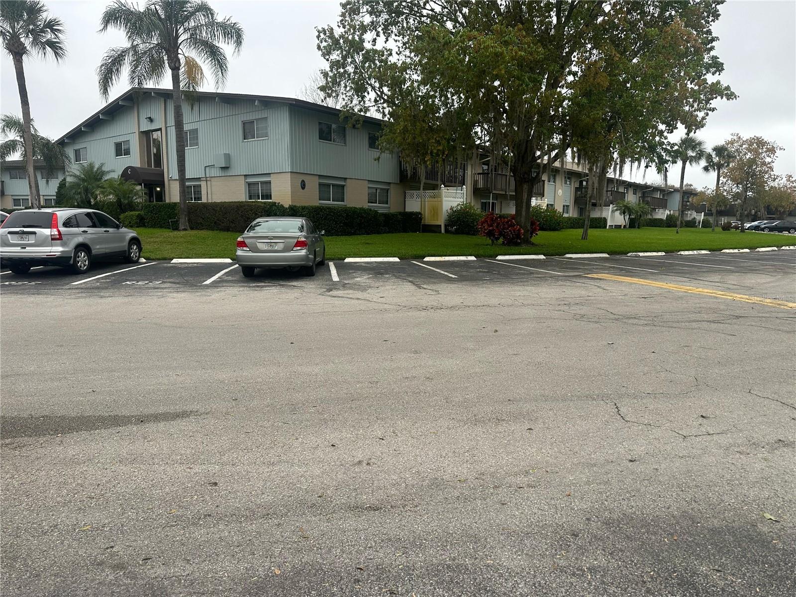 Spacious first floor unit in Waterfall Cove 1 bedroom, charming residential unit , This inviting space offers a comfortable layout with plenty of natural light. Conveniently located near shops, restaurants and parks. It is perfect for enjoying the Winter park lifestyle.