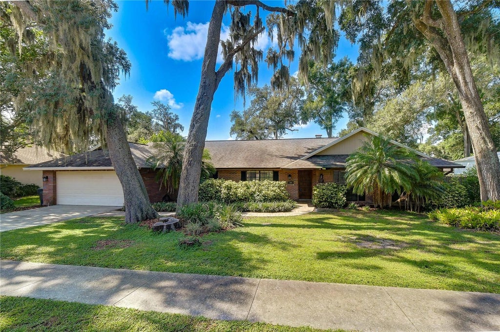 Photo of 1101 Oakridge Manor Drive, Brandon, FL 33511 (MLS # TB8532229)