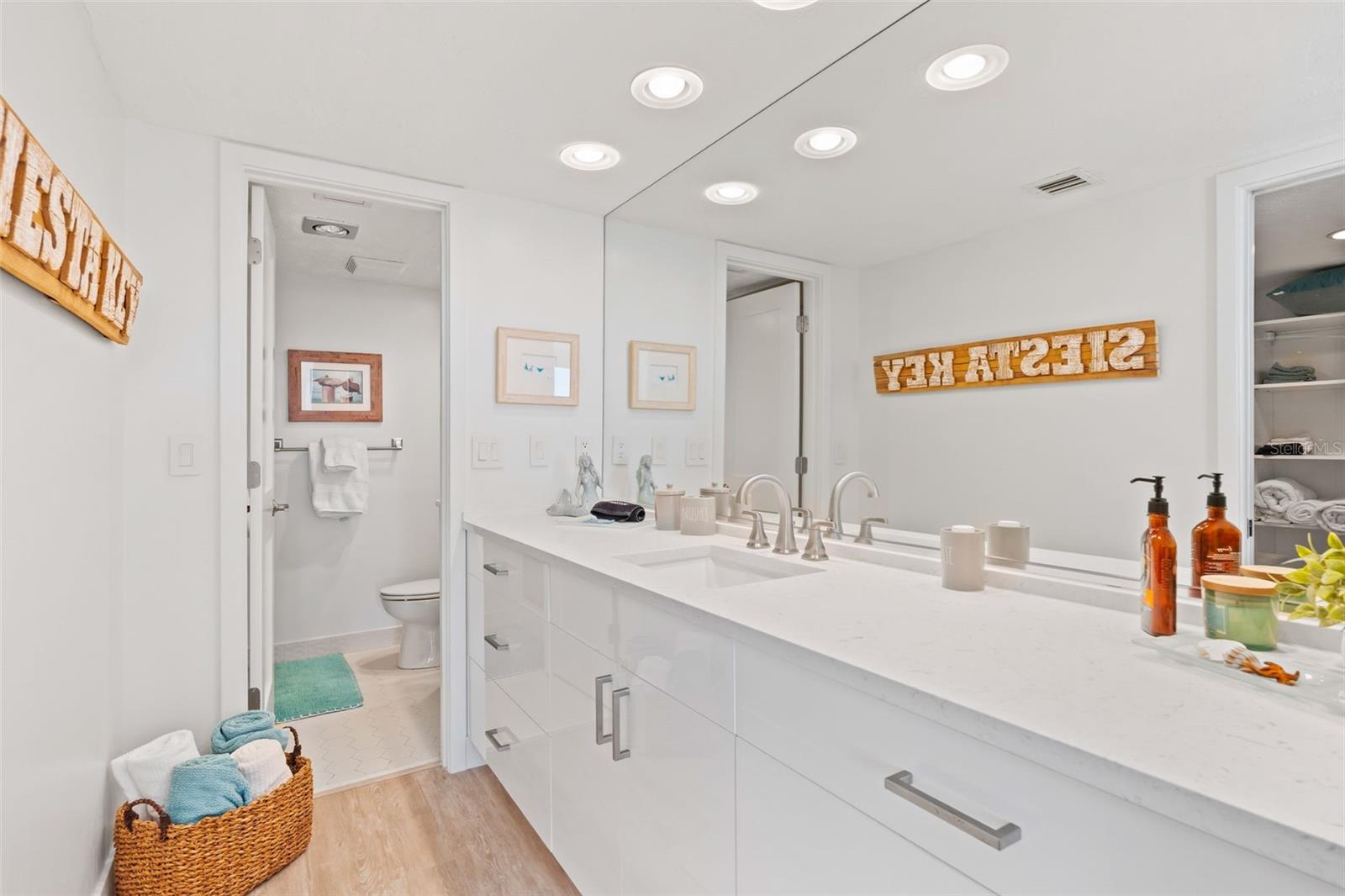 HIDDEN LAGOON BEACH CLUB - Residential