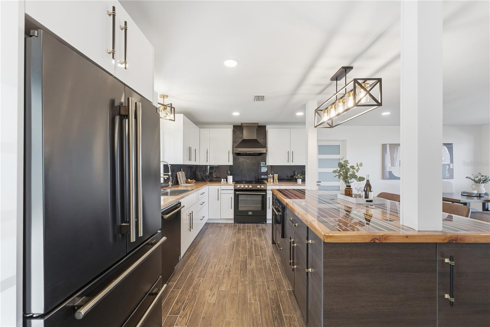 HATCHES HOMESTEAD & LOWDS - Residential