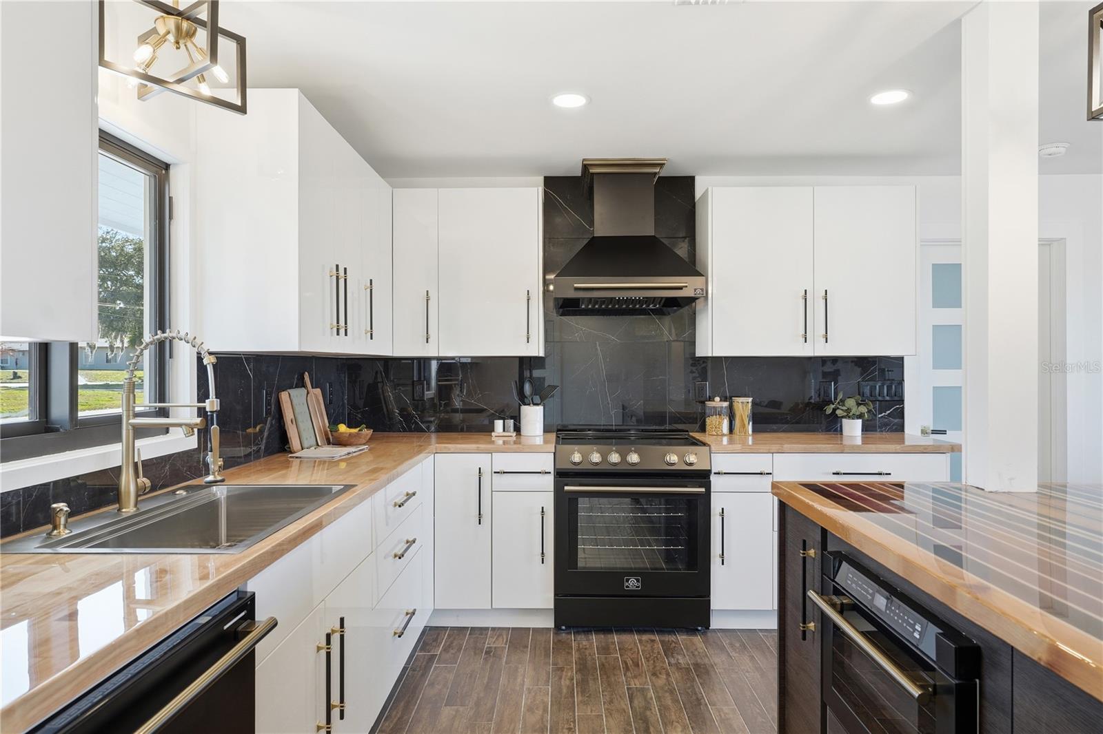 HATCHES HOMESTEAD & LOWDS - Residential