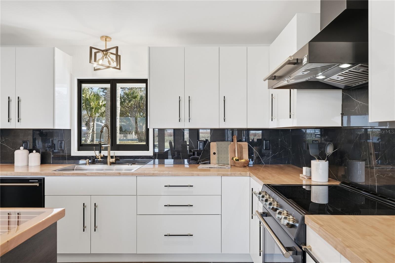 HATCHES HOMESTEAD & LOWDS - Residential