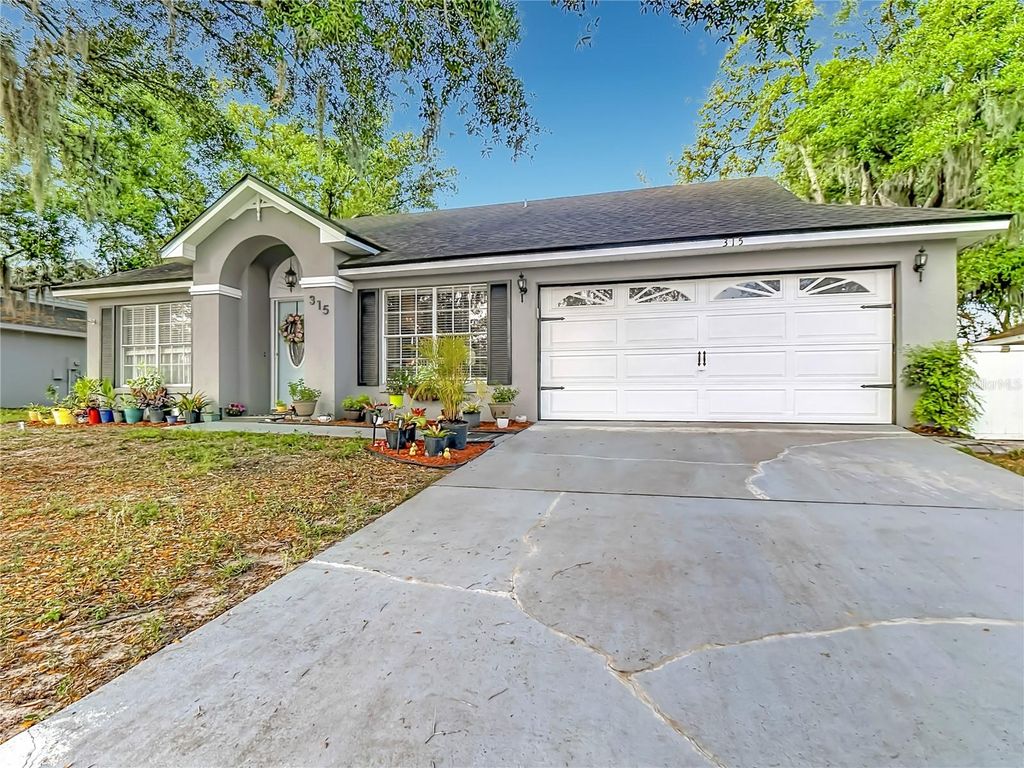 Photo of 315 Pine Lake View Drive, Davenport, FL 33837 (MLS # V4948732)