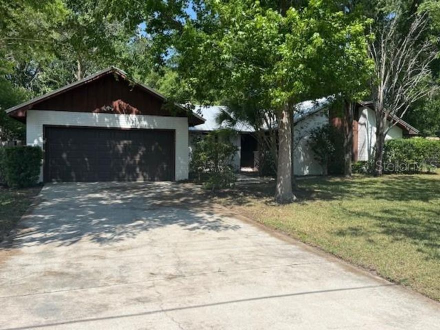 DESIRABLE SE Ocala! 3/2/2 Home Featuring Family room with wood burning fireplace. Kitchen/Dining combo,  all appliances stay including washer/dryer, large Florida room, fenced back yard mature landscape and a metal roof.