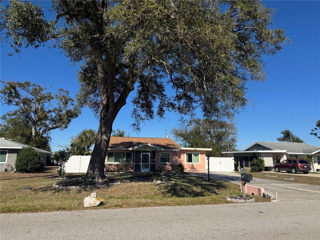 Photo of 733 Laurel Avenue, Venice, FL 34285 (MLS # A4682657)