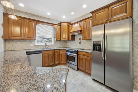 Tiny photo for 835 SE 3rd Street, Ocala, FL 34471 (MLS # OM716516)