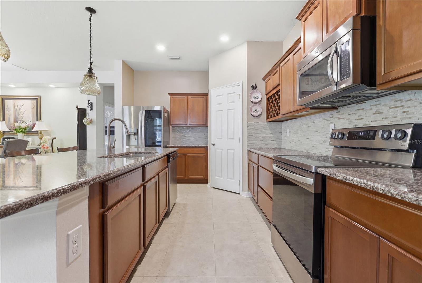 ALEXANDRIA POINTE - Residential