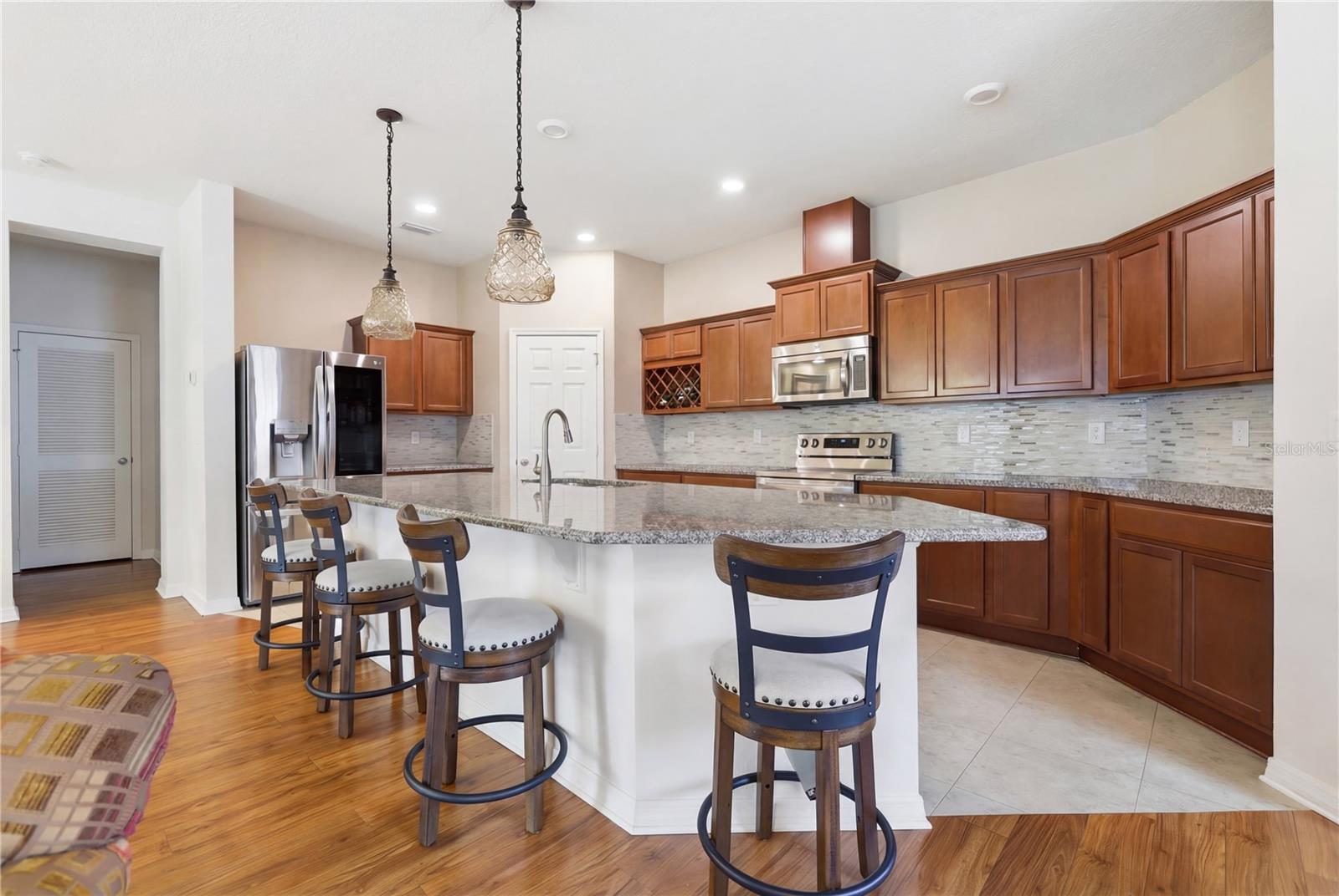 ALEXANDRIA POINTE - Residential