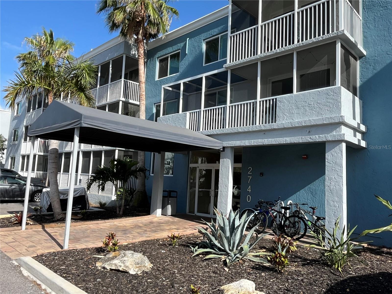 Beautiful and private 1/1 condo near downtown Sarasota, close to beaches and all services. Top floor, overlooking a linear park. Complex is gated and features free Wi-Fi and free EV charging for residents. Resort-style amenities include a huge pool, well-equipped gym, playground, picnic area, elevators, tennis courts, dog park, sauna, theater, business center, function, conference, and game rooms.All units have new energy-efficient and noise isolating windows and sliding doors.