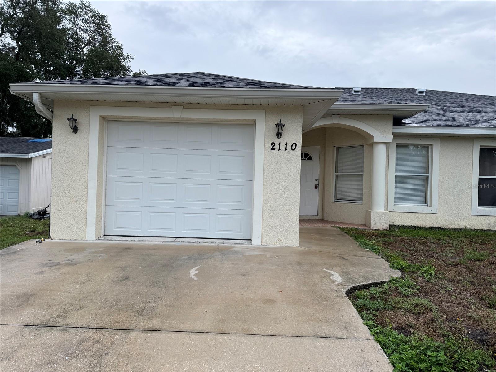Great rental unit at an affordable price. Spacious duplex that has cathedral ceilings, and tiled throughout.
There is a bonus room to the right as you enter the home. It would make a perfect office, family room, or formal dining room.
Then there is a large open-concept kitchen with a living and dining area, complete with a pantry and dishwasher!
There is a screened lanai, a one-car garage, and a laundry closet with a washer and dryer. Sorry, no pets are allowed.