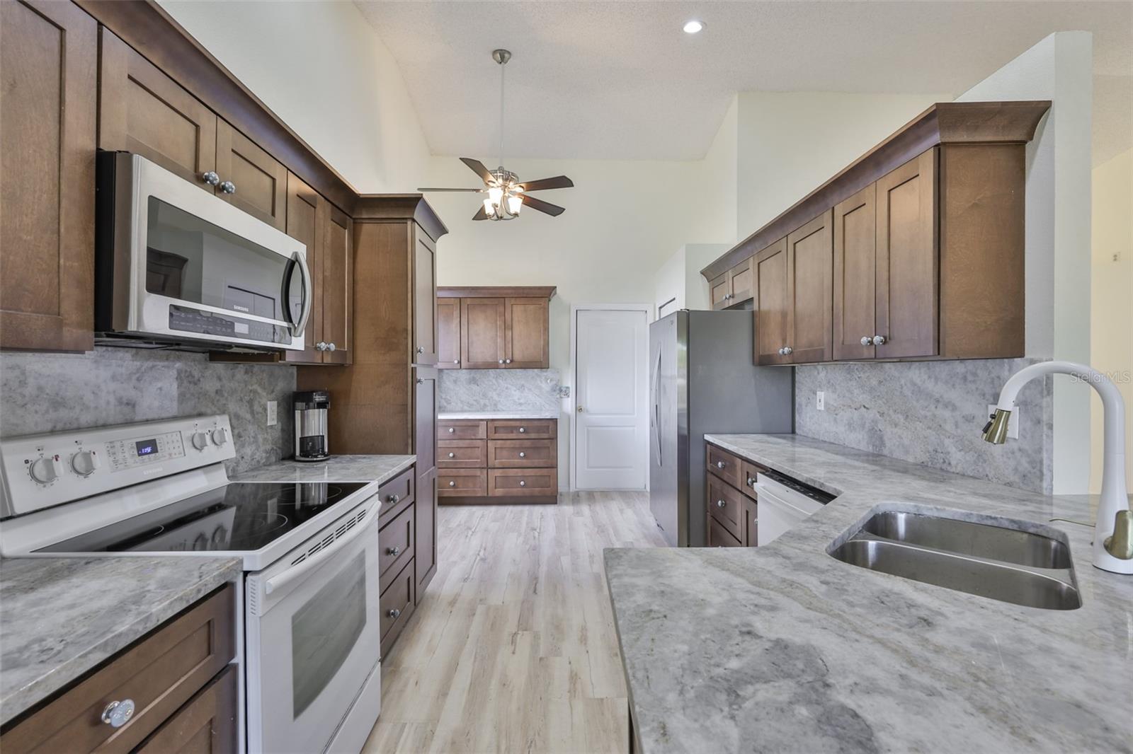 ISLAND WALK PH I - Residential Lease