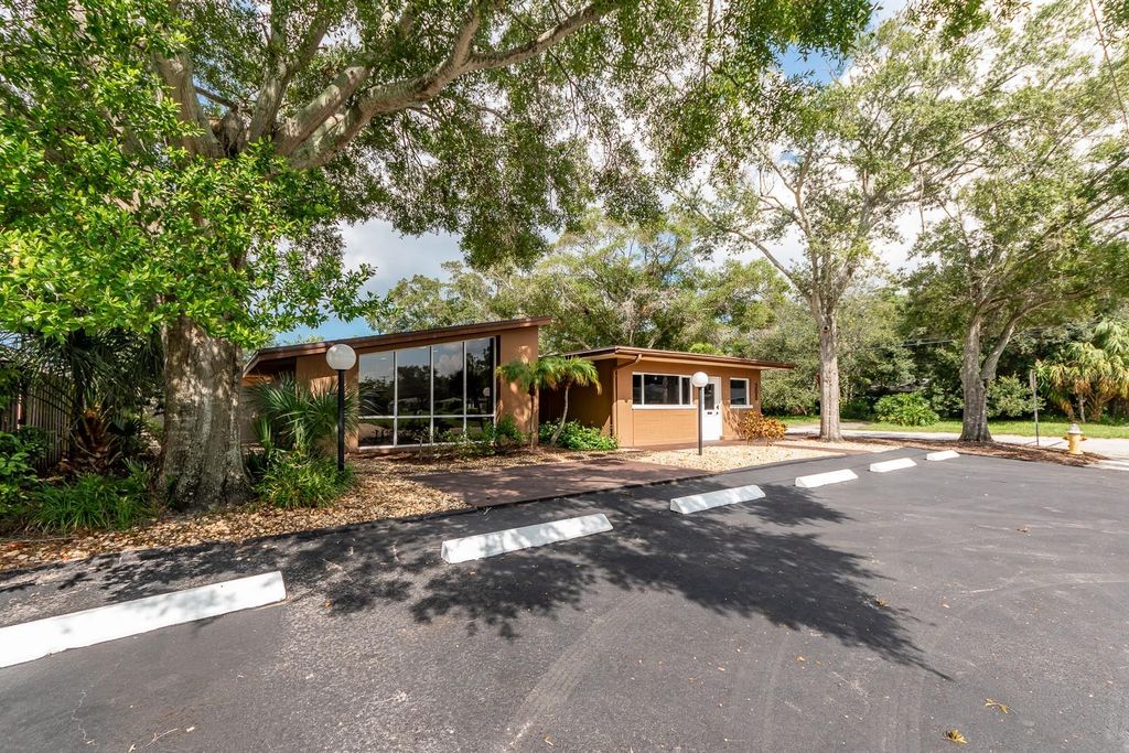 Photo of 300 S Saturn Avenue, Clearwater, FL 33755 (MLS # TB8443005)