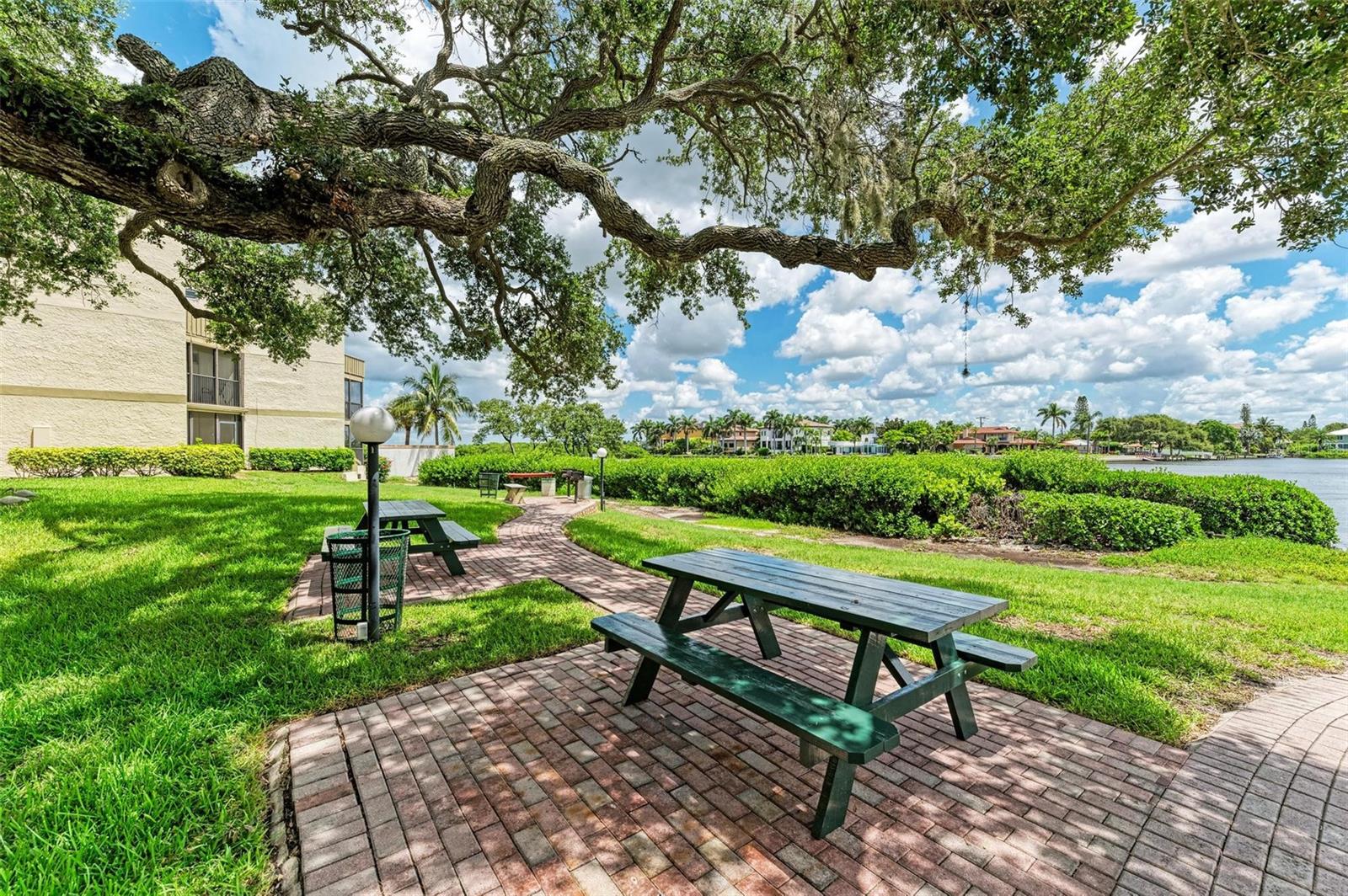 BAY OAKS - Residential