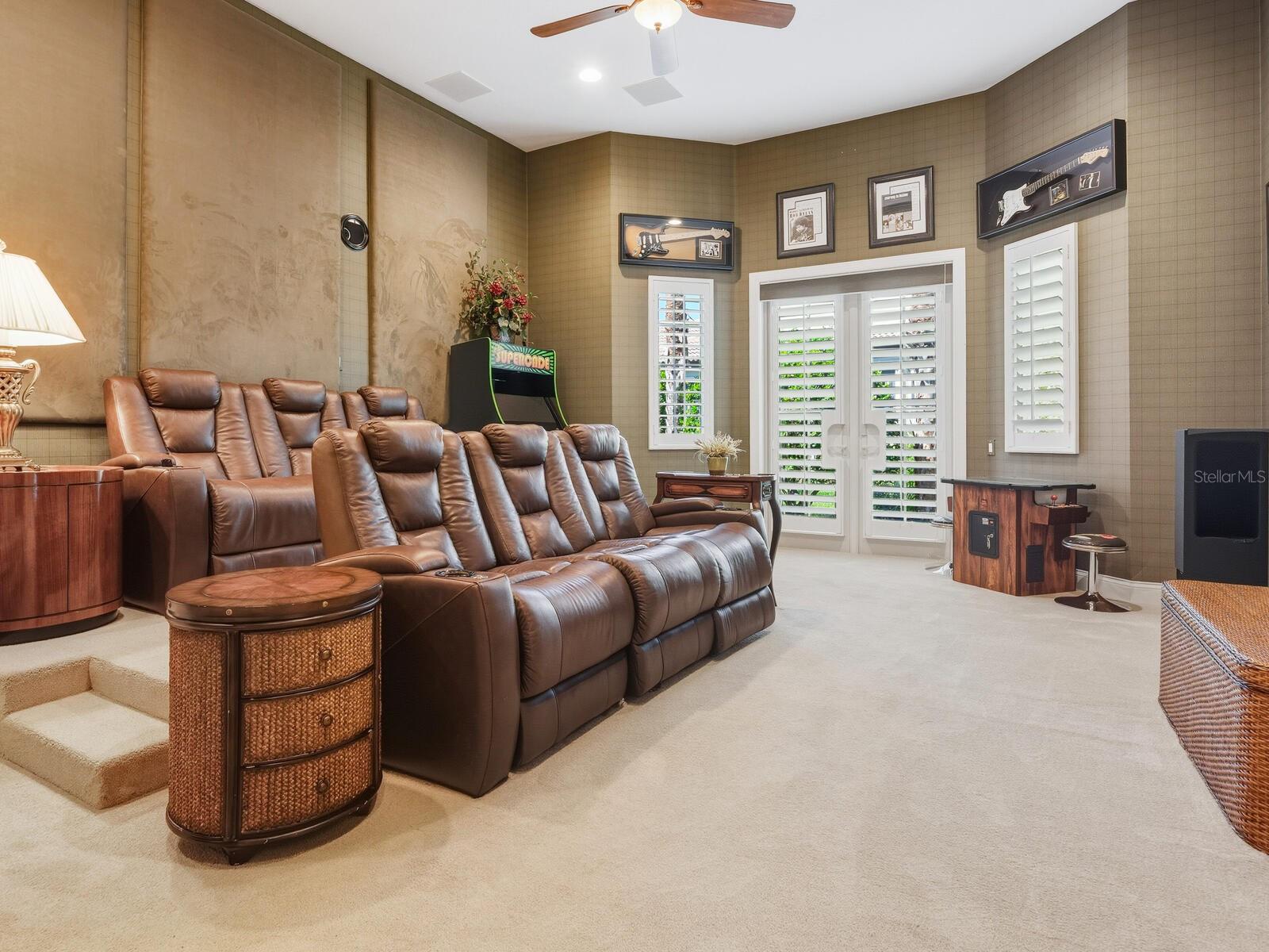 FOUNDERS CLUB - Residential