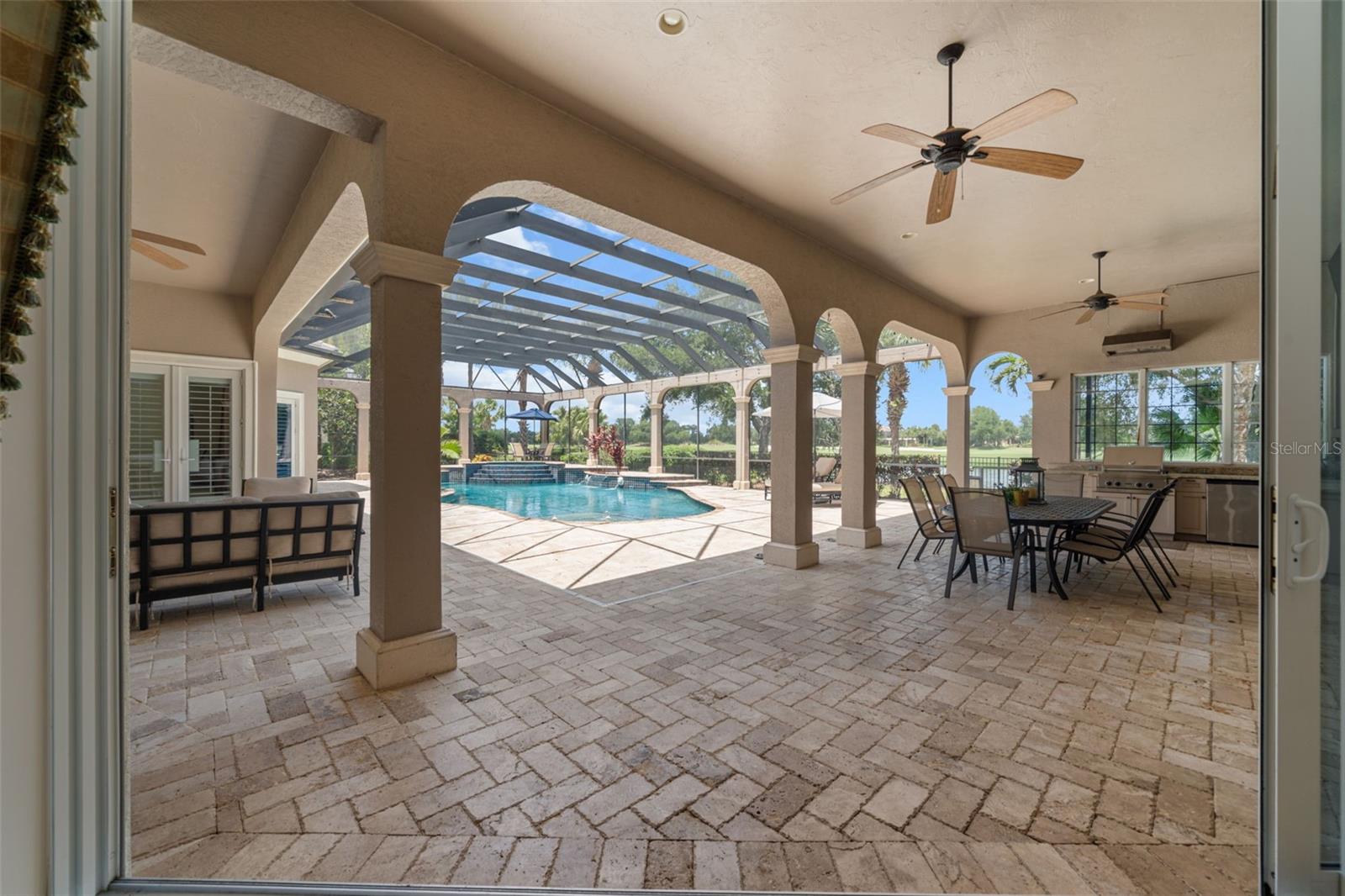 FOUNDERS CLUB - Residential