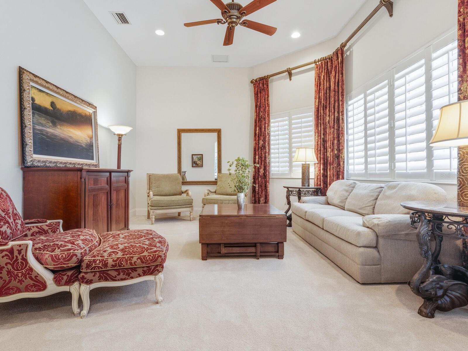 FOUNDERS CLUB - Residential