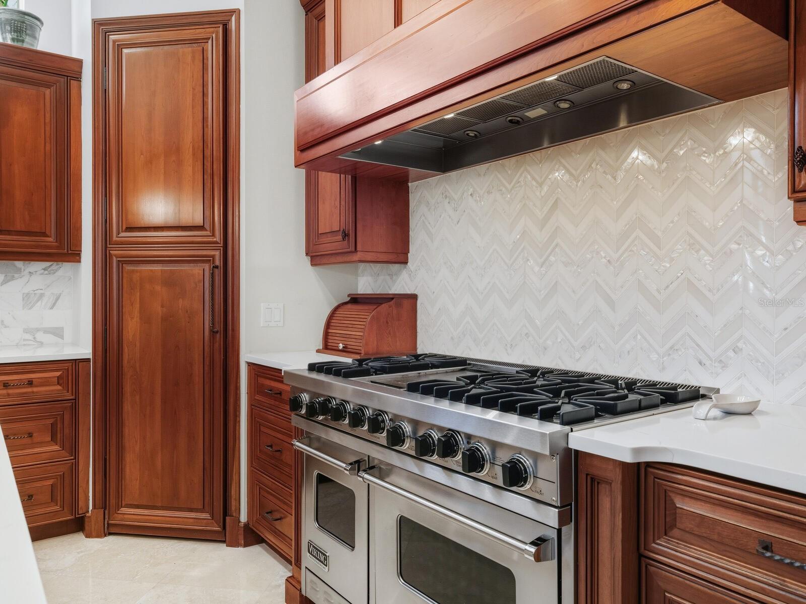 FOUNDERS CLUB - Residential