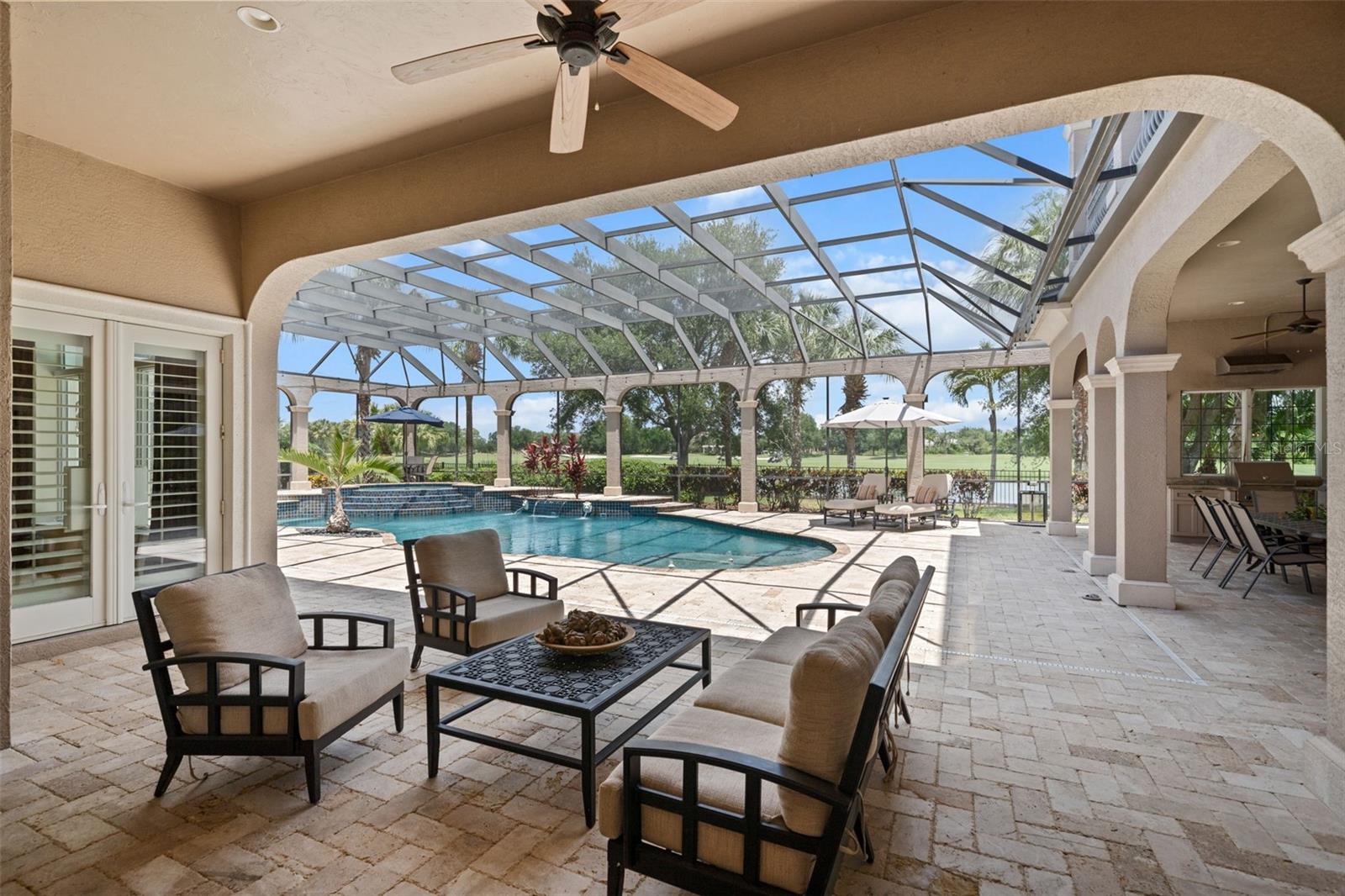 FOUNDERS CLUB - Residential