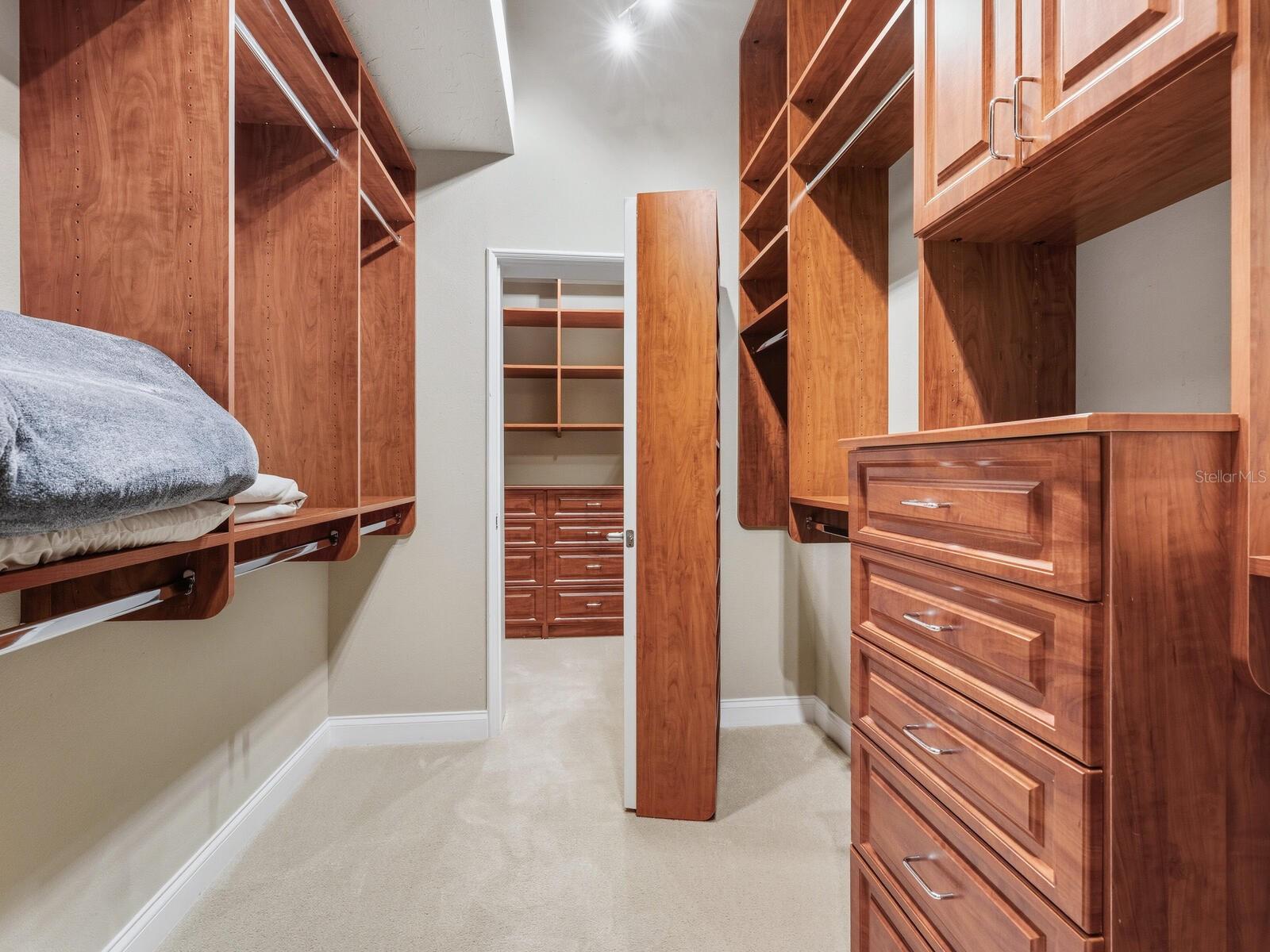 FOUNDERS CLUB - Residential