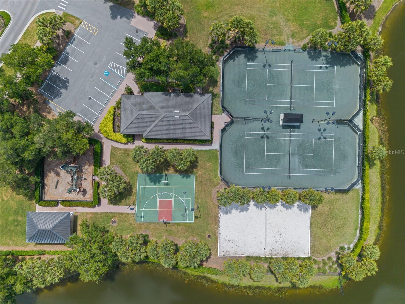 FOUNDERS CLUB - Residential