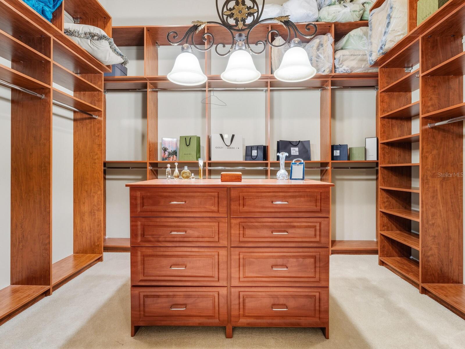 FOUNDERS CLUB - Residential