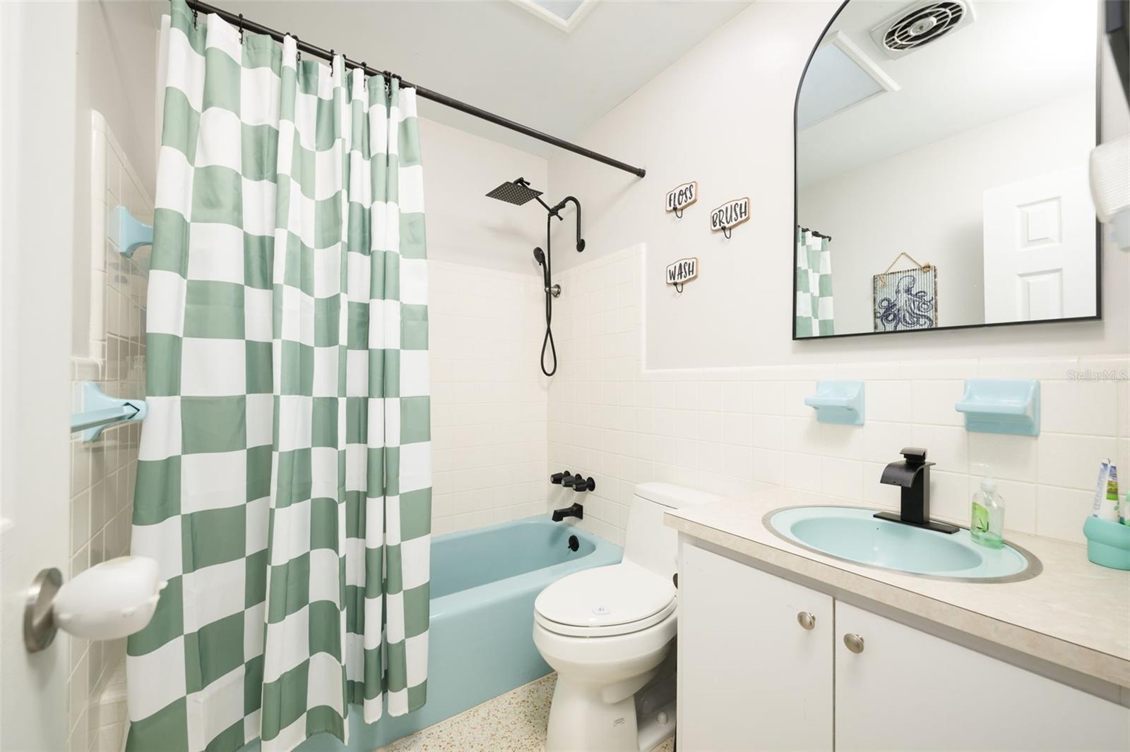 CAPRI MANOR - Residential