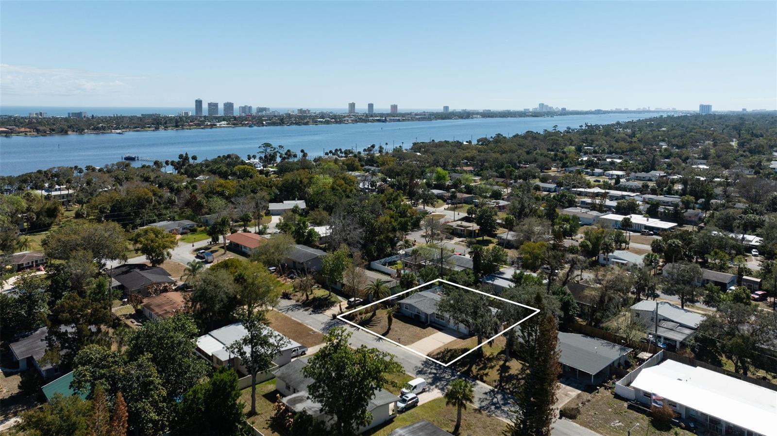 CAPRI MANOR - Residential