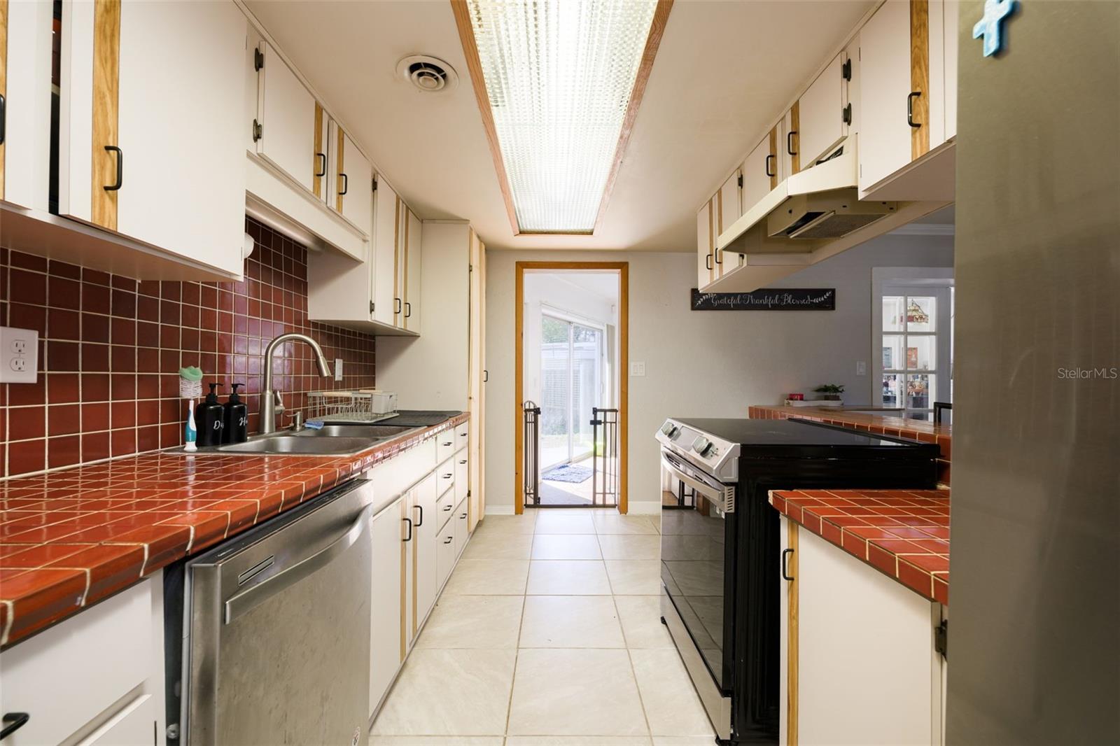 CAPRI MANOR - Residential