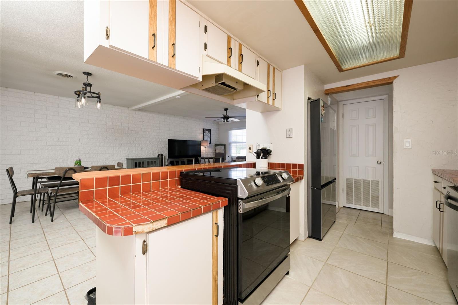 CAPRI MANOR - Residential