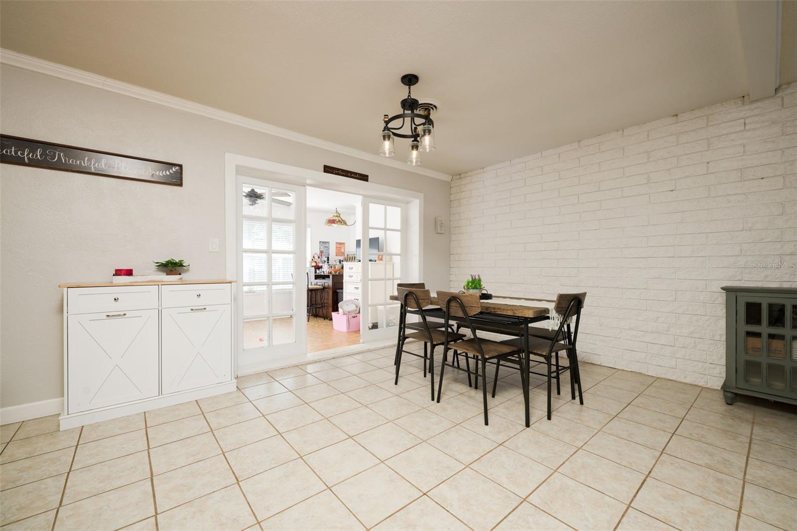 CAPRI MANOR - Residential