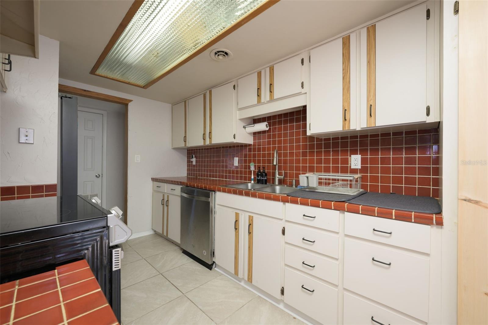 CAPRI MANOR - Residential