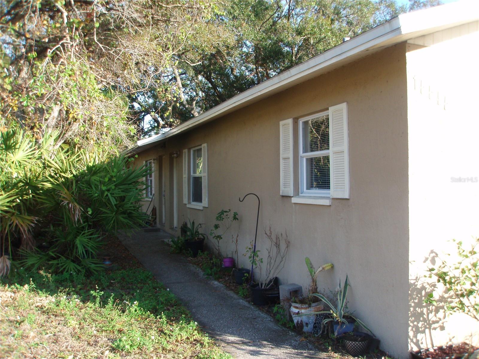 2 bedroom 1 bath duplex unit in great location. Granite countertops in Kitchen. Less than 3 miles to St Pete/ Clearwater International Airport. 17 moles to Tampa International Airport. Less than 10 miles to area beaches. Numerous restaurants and shopping nearby. No pets.