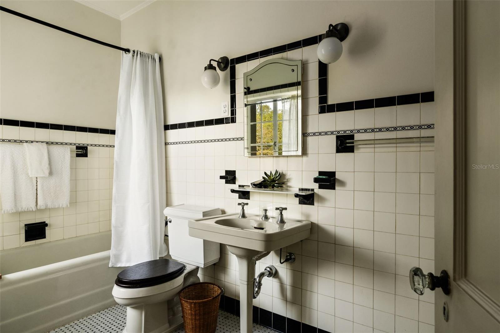 HARBOR OAKS - Residential