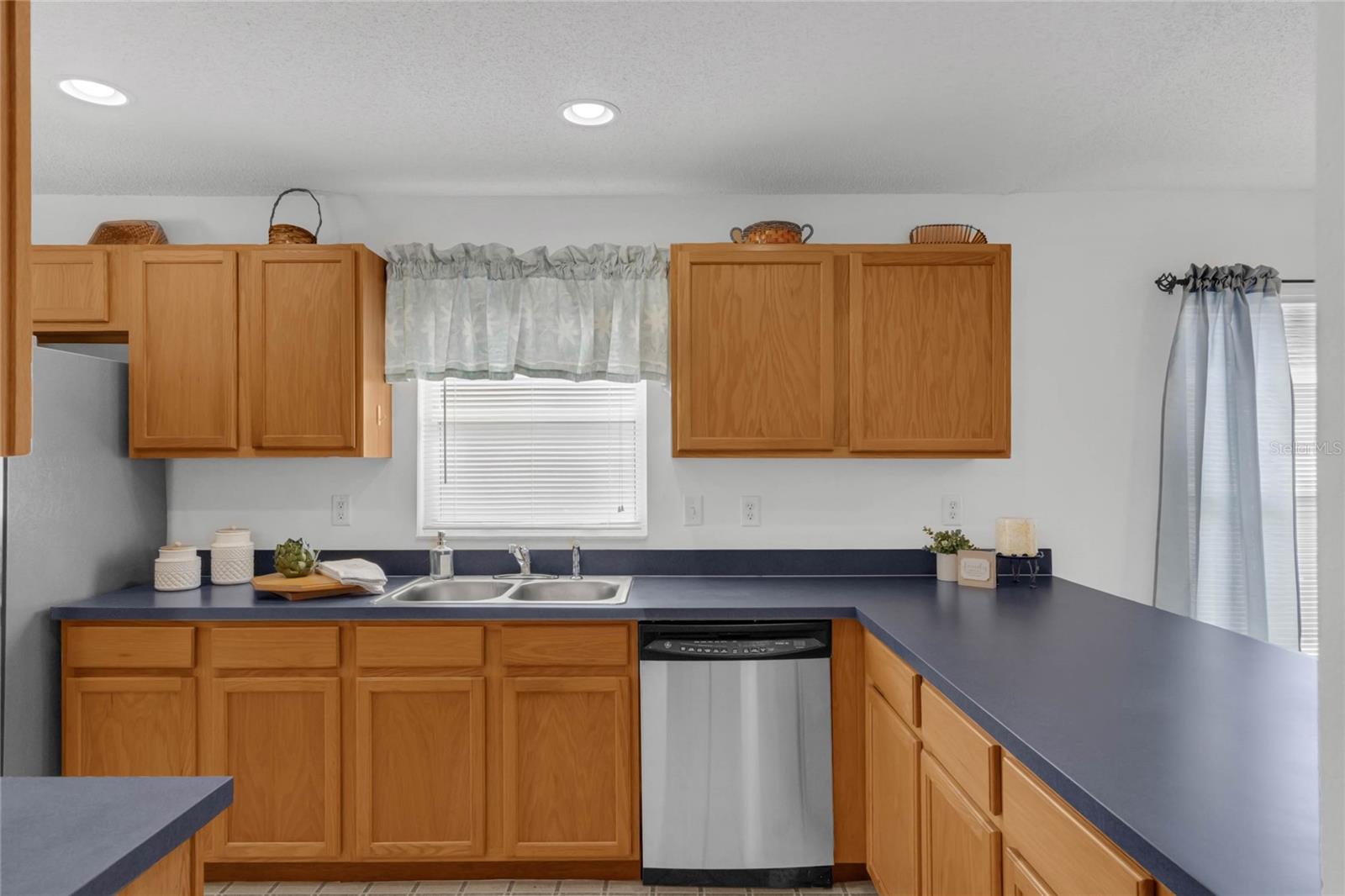CHALET ESTATES - Residential Lease
