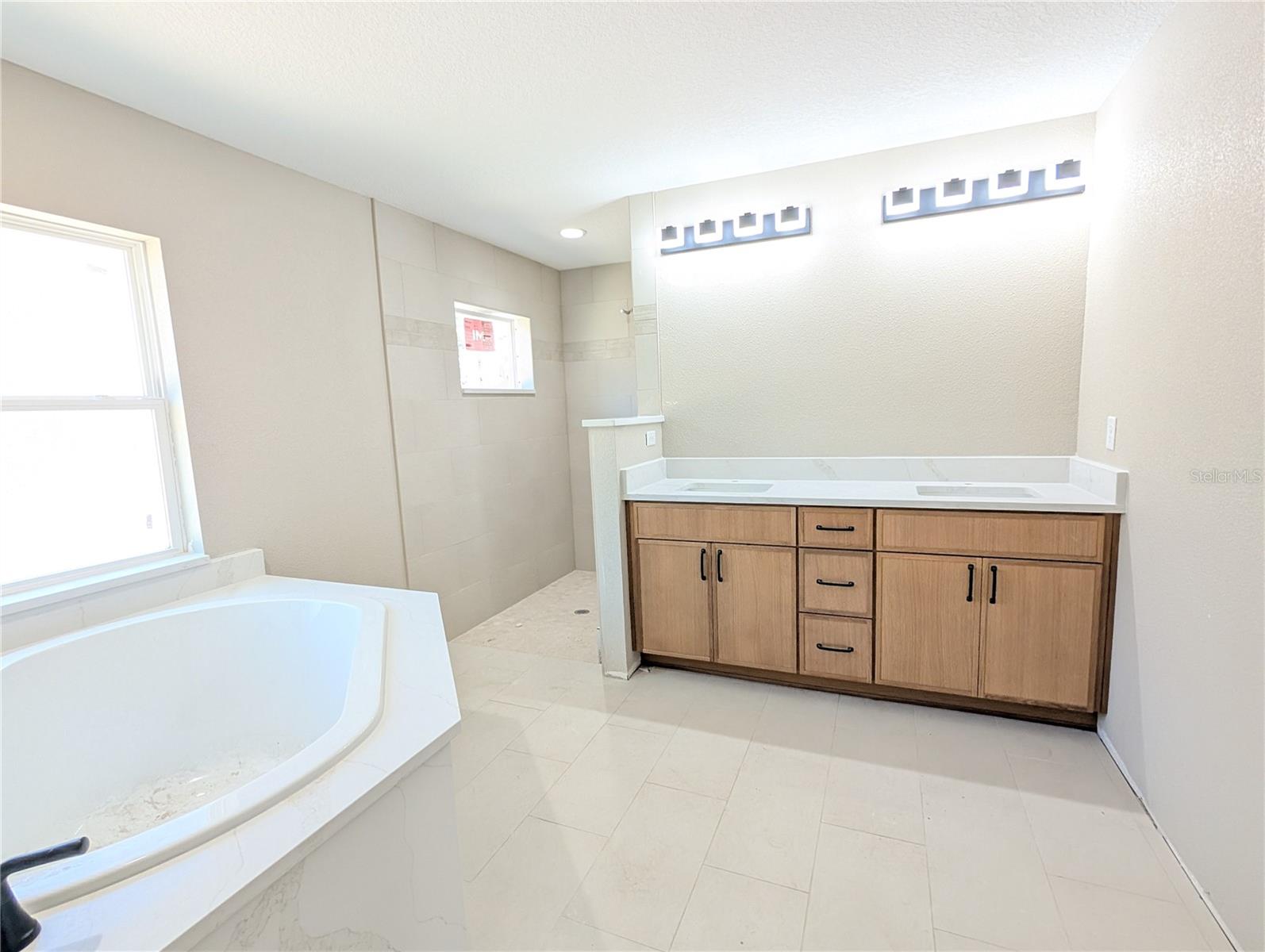 ROLLING HILLS UN ONE - Residential