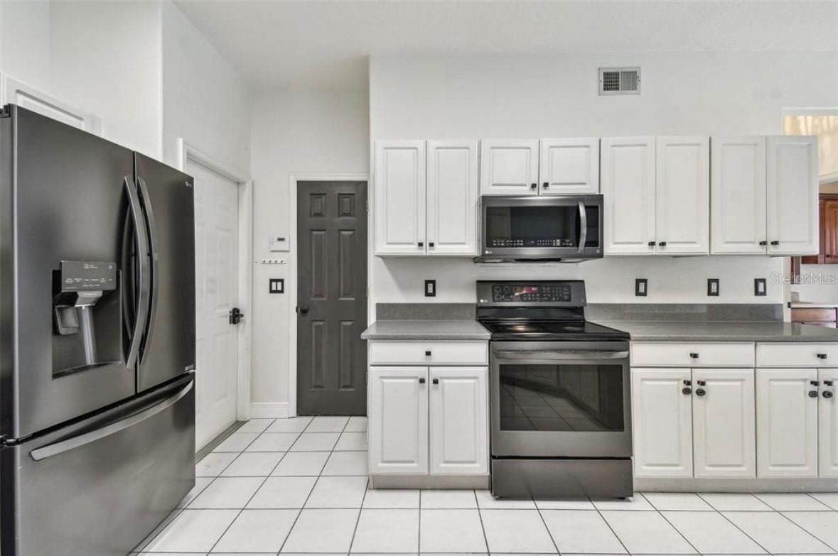 TAMPA PALMS AREA 2 5C UNIT 2A - Residential Lease