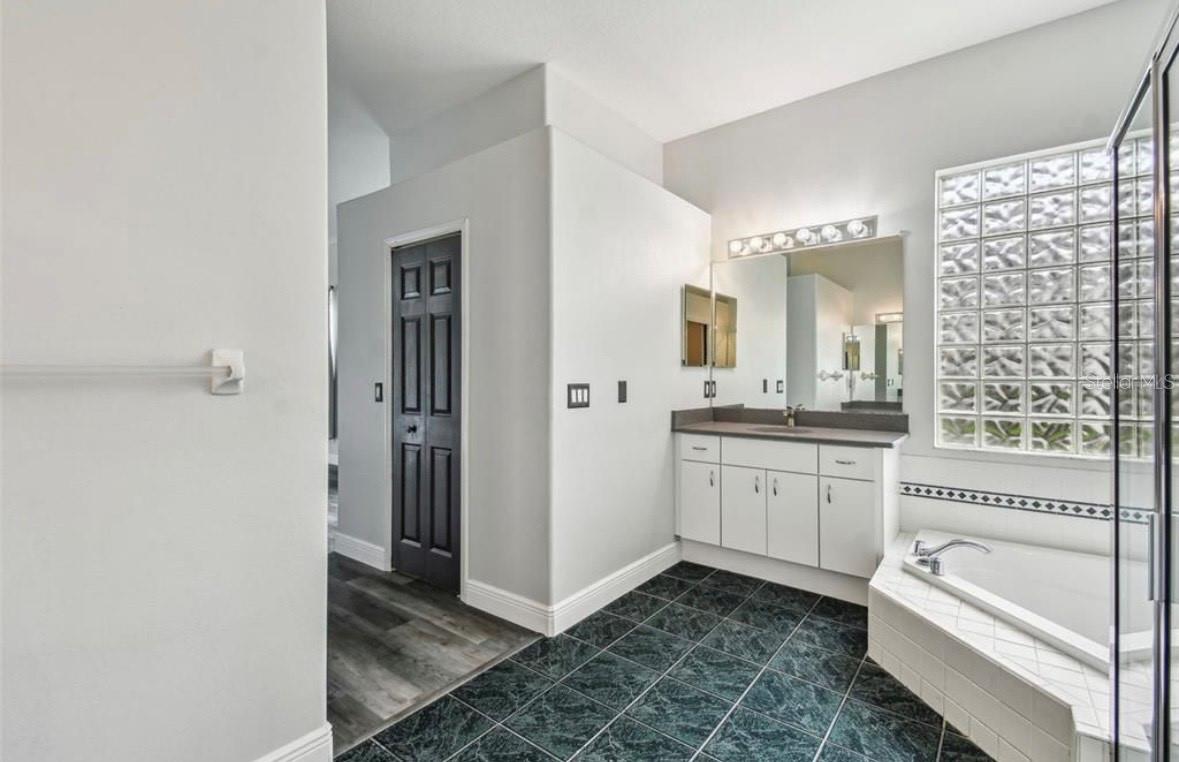 TAMPA PALMS AREA 2 5C UNIT 2A - Residential Lease