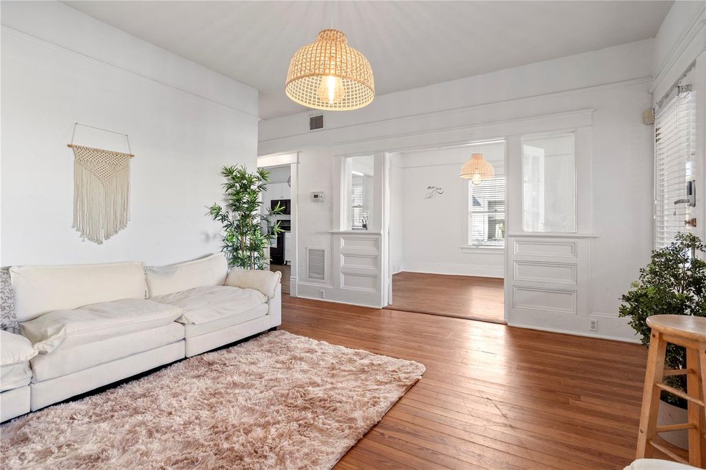 Photo of 520 E Anderson Street, Orlando, FL 32801 (MLS # O6375969)