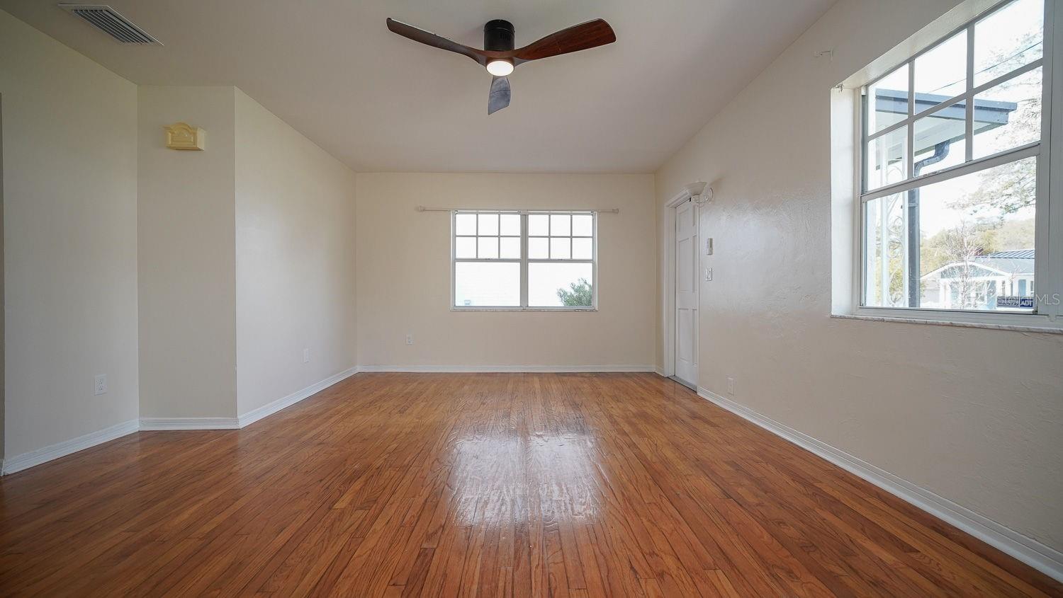 SUBURB ROYAL - Residential Lease