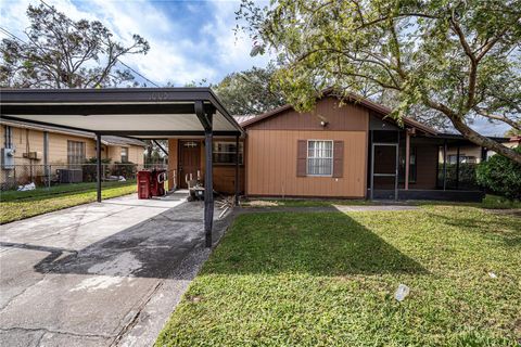 A home in PLANT CITY