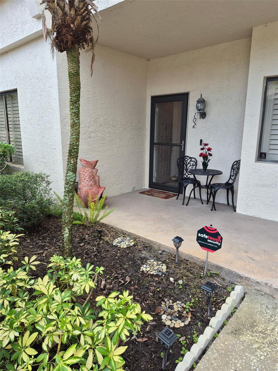 Prime Palm Harbor Location for this first floor condo!! Condo in the coveted Oaks at Countryside community in beautiful Pinellas County! This first-floor, 2-bedroom, 2-bath condo with a 1-car garage offers spacious living with ample closet systems and a security system. Nestled in a pet-friendly community, this home is perfect for all lifestyles. Enjoy amenities, including a community pool, heated spa, tennis courts, and a clubhouse with a full kitchen and lanai for entertaining.
Location is almost perfect! Near the Pinellas Trail extensions for biking, walking, or rollerblading, and less than a mile from John Chesnut Park’s playgrounds and dog park. Enjoy nearby restaurants, breweries, and shopping, with Honeymoon Island State Park, Tampa International Airport, and vibrant Downtown Dunedin, Tampa, and St. Pete for theater, concerts, farmers’ markets, and nightlife. Located in an X-Flood Zone, this condo is minutes from Florida’s world-famous beaches.
Don’t miss this rare opportunity to own a move-in-ready condo in the heart of Pinellas County! Schedule your showing today!
