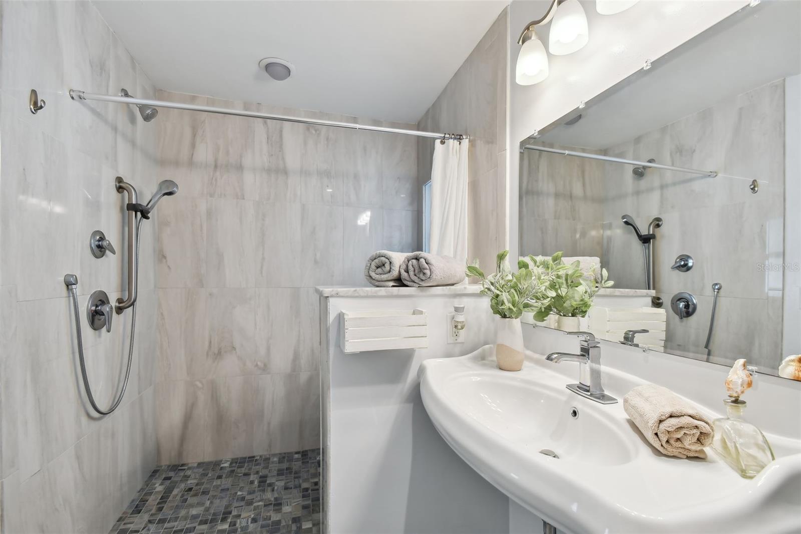 CAPRI ISLE - Residential